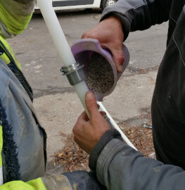 CMT kút szűrőjének kavicsolása