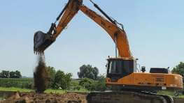 Munkagödör - a kitermelt talaj forgatása