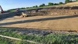 Munkagödör - folyamatban a talaj visszatöltése, tömörítése